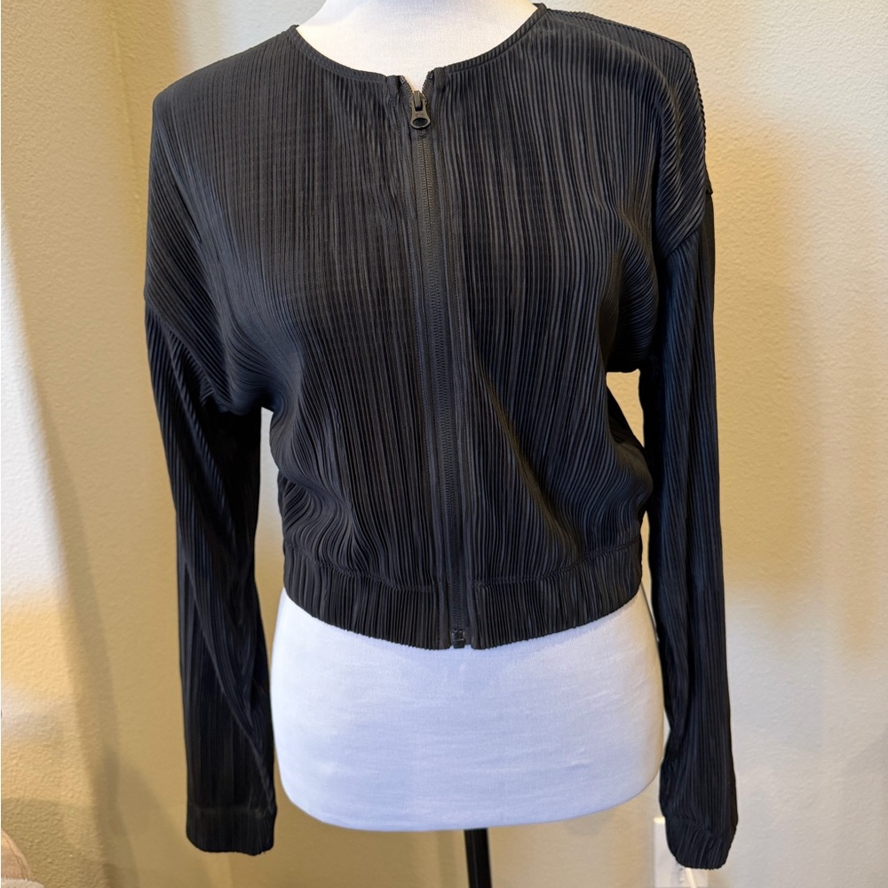 NWOT Alo Micro Plisse Cropped Jacket